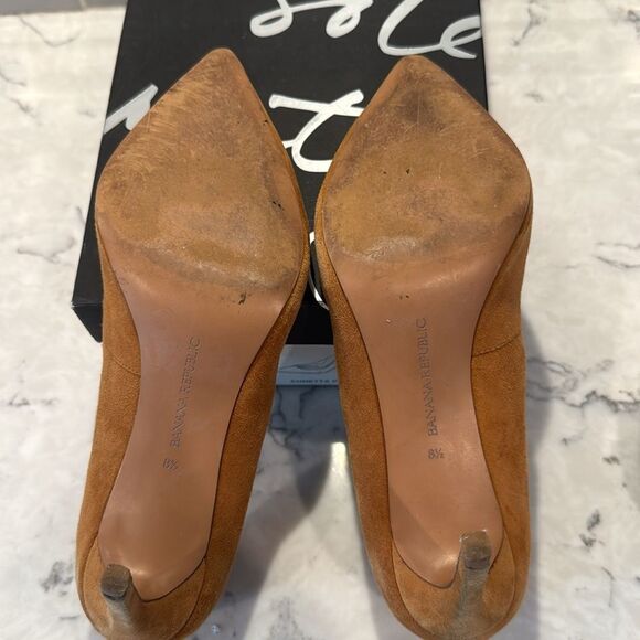 Banana Republic Annetta Suede tan 3” heel. Size 8.5 GUC - Picture 8 of 9